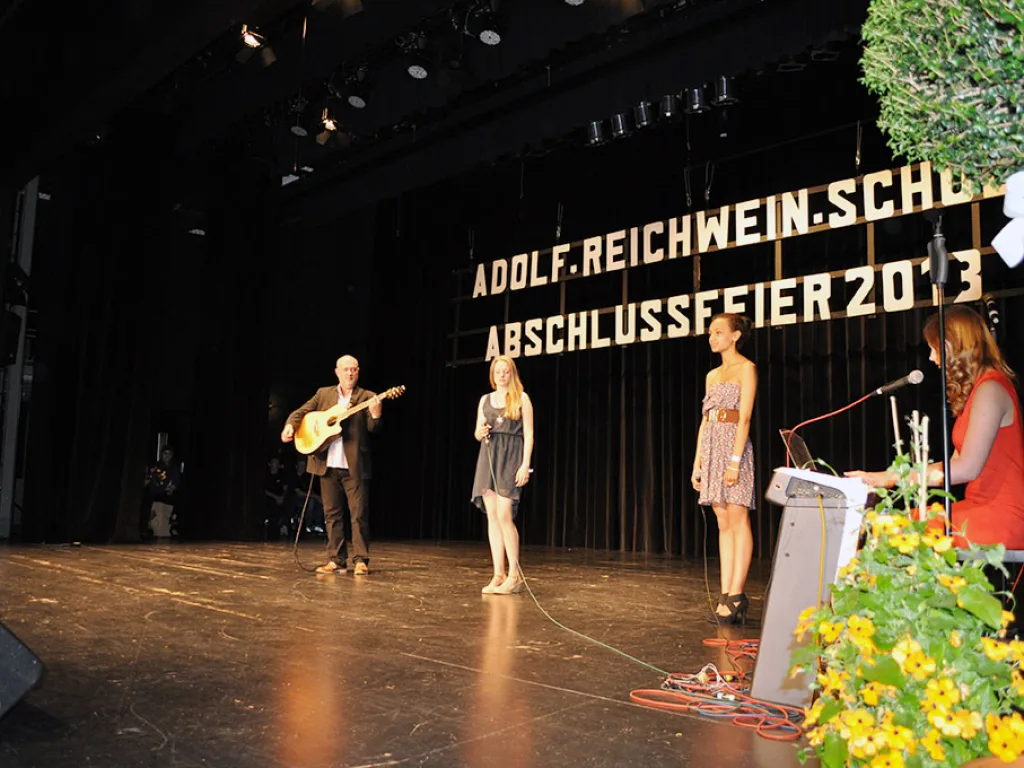 Band mit Gitarre und Gesang auf der Bühne.